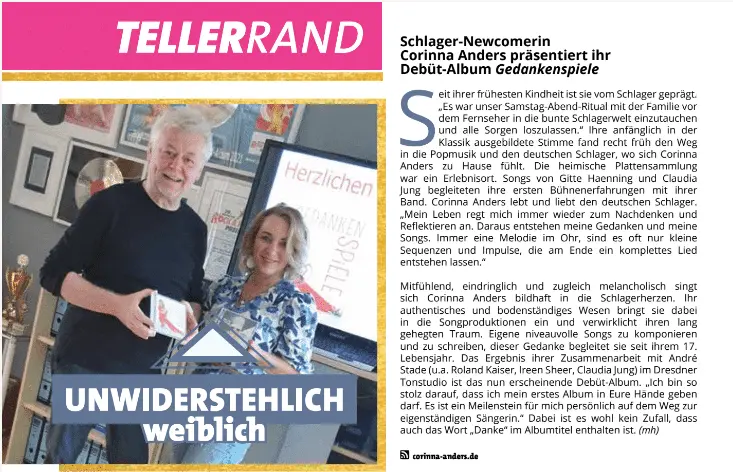 Corinna Anders und ein Mann halten eine große Karte und einen Blumenstrauß