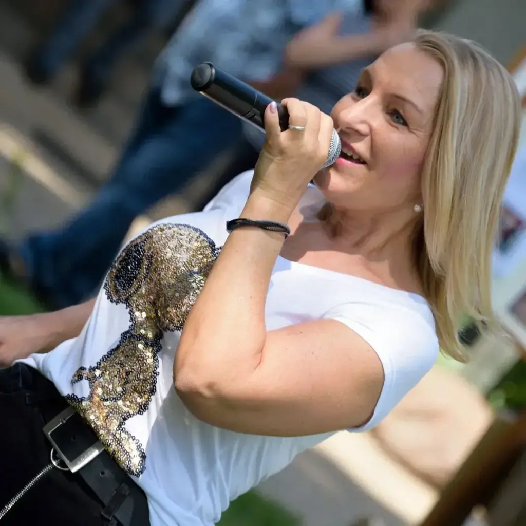 Corinna Anders im weißen Hemd, lachend