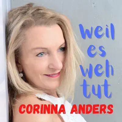 Cover der Debütsingle Weil es weh tut: Corinna Anders vor heller Wand